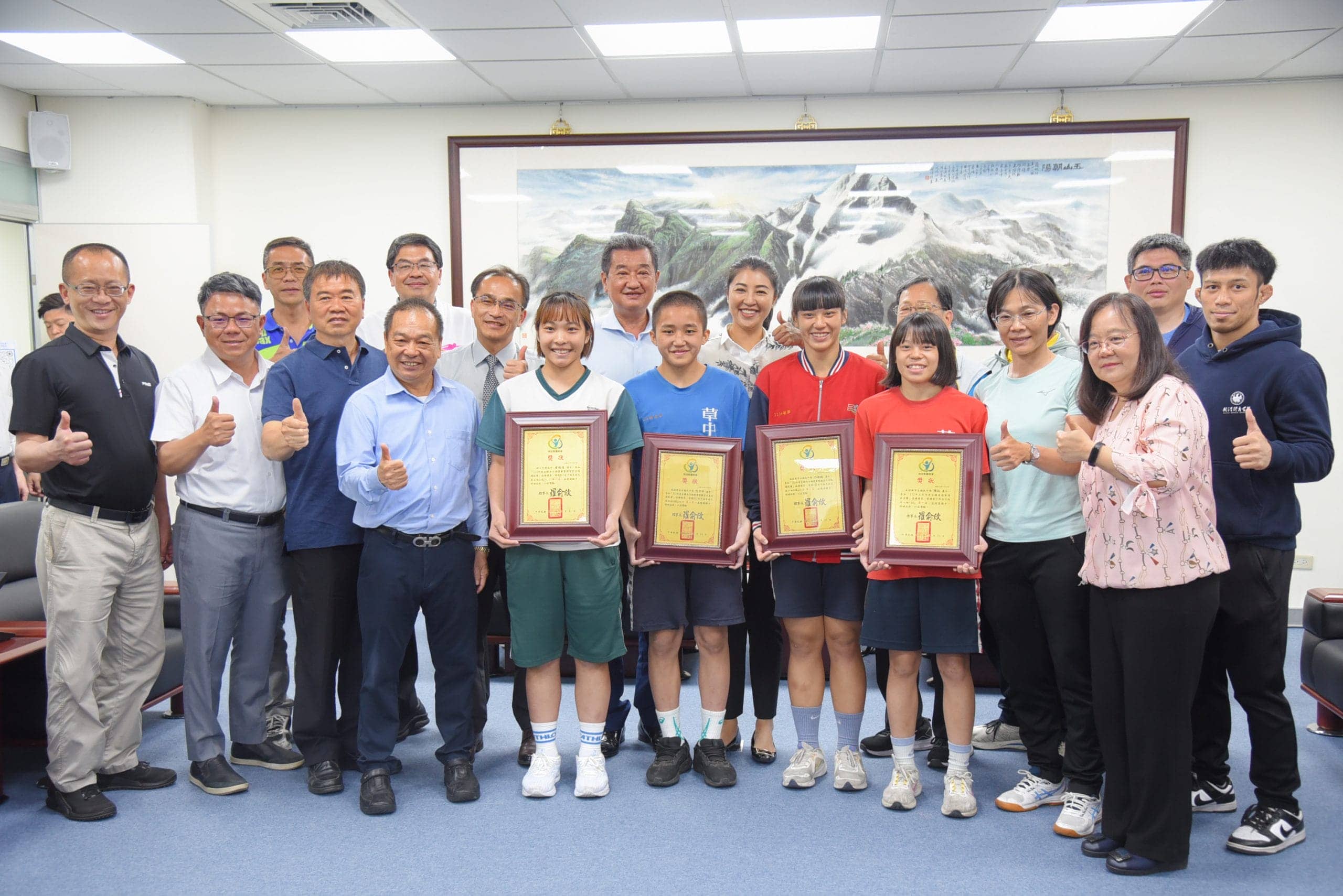 角力女國手展神力 縣長許淑華被「塔庫魯」（圖：南投縣政府 提供）