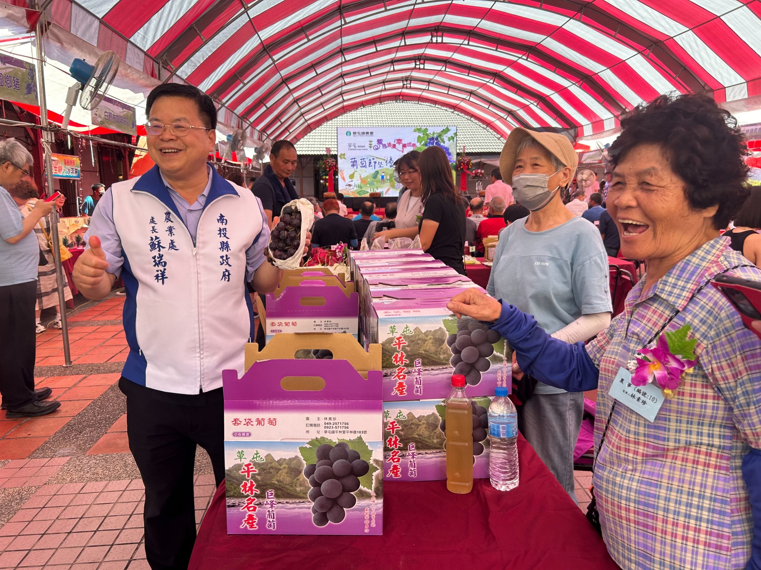 縣府農業處長蘇瑞祥(左一)，頒獎典禮表揚栗南瓜評鑑競賽特等獎李穎忠等得獎者，以及農會優秀農民、鎮公所模範農民等，共有151人獲獎。農糧署副署長姚志旺、縣議員唐曉棻、草屯鎮長簡景賢、縣農會總幹事曾明瑞、農會理事長林昆熠致意。(記者梁明善攝)